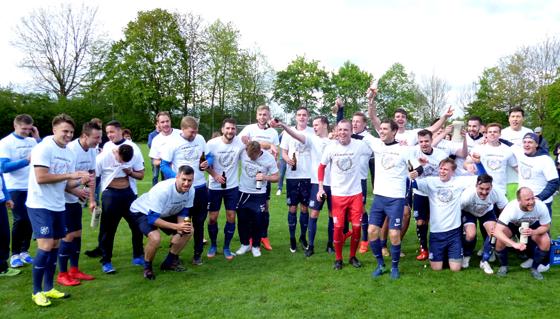 Große Freude bei den Fußballern des Kirchheimer SC: Nach drei Jahren hat die Mannschaft den Wiederaufstieg in die Landesliga geschafft. Foto: Verein