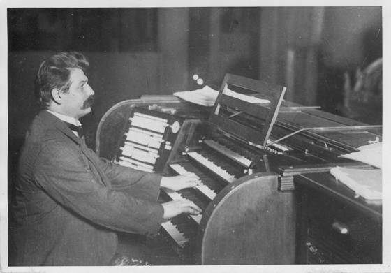 Albert Schweitzer 1928 an der Orgel in St. Reinoldi in Dortmund, damals eines der größten Orgelwerke des Westens. Foto: VA