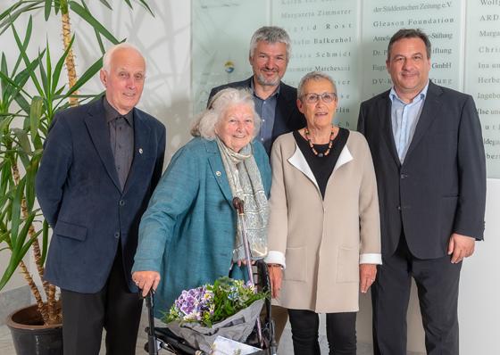 Von links nach rechts: Johann Fahn, Gustava Everding, Sepp Raischl, Renate Salzmann-Zöbeley und der Vorsitzende Leonhard Wagner. Foto: Verein