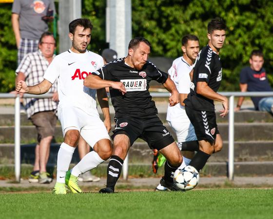 Türkgücü-Ataspor München (weiß) und der TSV Buchbach duellierten sich im August 2018 im Toto-Pokal - und demnächst in der Regionalliga Bayern. Foto: Christian Riedel