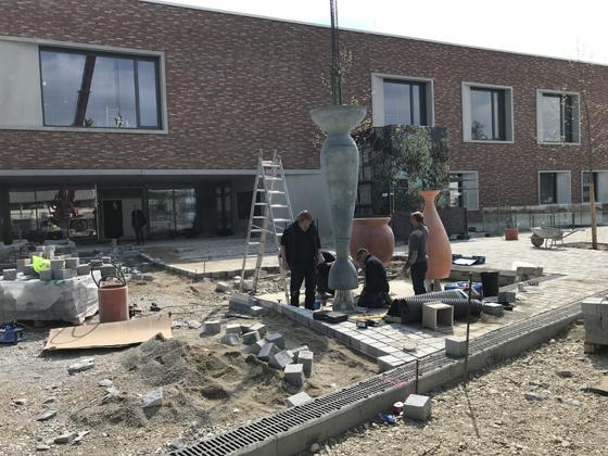 Installiert wurde nun der Brunnen „Wasser für alle“, der als Kunst am Bau vor dem neuen VHS- und Musikschulhaus in Unterföhring steht. Foto: Gemeinde UFG/bue