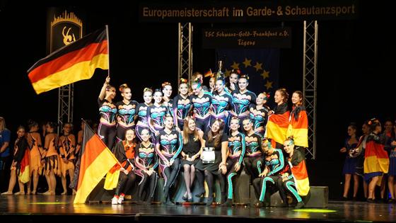 Die Tänzerinnen des TSC Ottobrunn bei der Siegerehrung der Europameisterschaft in der Kategorie Modern. Foto: TSC Ottobrunn