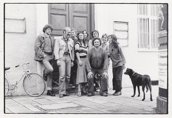 Gruppenbild mit Hund in der Blumenstraße: Das erste Team der "Glockenbachwerkstatt" 1979. Foto: Glockenbachwerkstatt e.V.
