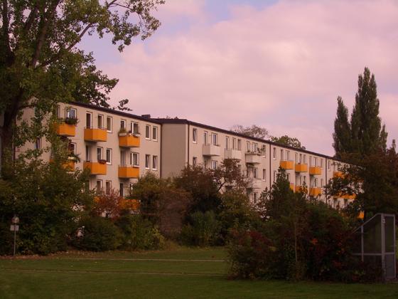Charakteristischer Wohnblock in der Parkstadt Bogenhausen, Münchens erster größerer Wohnanlage, die nach dem Zweiten Weltkrieg gebaut wurde. Foto: O DM, CC BY-SA 3.0