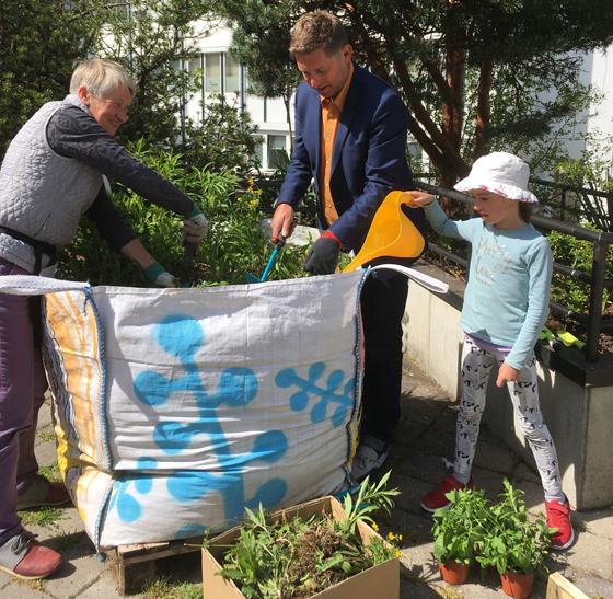 Bürgermeister Ullrich Sander half eifrig beim Bepflanzen der Big Bags. Foto: Ursula Schulz