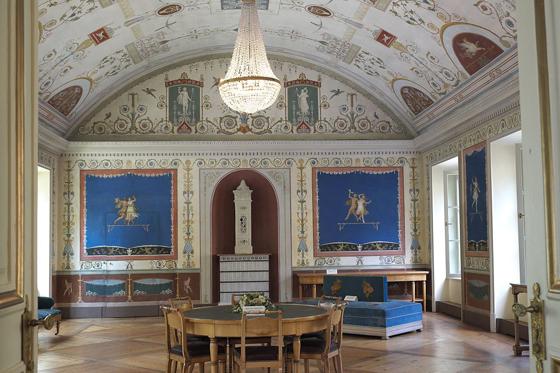 Im Schloss Ismaning stehen am Internationalen Museumstag die sonst nicht zugänglichen Prunkräume offen (hier der blaue Saal). Foto: GFreihalter, CC BY-SA 3.0