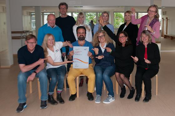 Das Team der vhs Vaterstetten und Geschäftsführer Dr. Helmut Ertel (mitte) sind stolz auf sein EFQM-Zertifikat. Foto: vhs