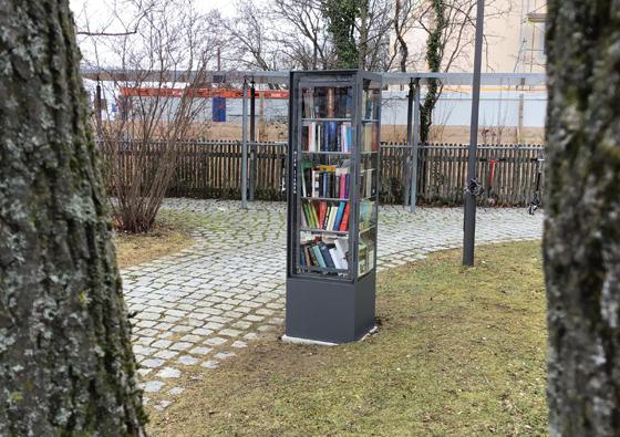 Der Bücherschrank in der Lerchenau steht erst seit einem halben Jahr. Foto: Daniel Mielcarek