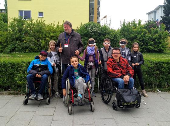 Wie sieht es mit der Barrierefreiheit in Bogenhausen aus? Die Viertklässler der Grundschule an der Stuntzstraße machen den Test - im Rollstuhl, mit Sehbehinderung oder blind. Foto: ahi