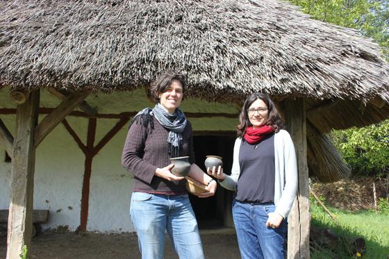 Anja Pütz (links), Leiterin des AschheiMuseums, und Jennifer Bagley, die den Bajuwarenhof Kirchheim leitet, freuen sich auf das gemeinsame Sommerprogramm zum Thema "Essen und Trinken in der europäischen Vor- und Frühgeschichte". Foto: bs