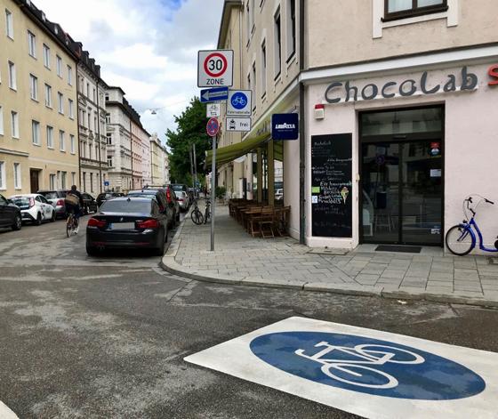 Neues 3x2 Meter großes Fahrradstraßen-Piktogramm auf der Baldestraße. Foto: Landeshauptstadt München KVR