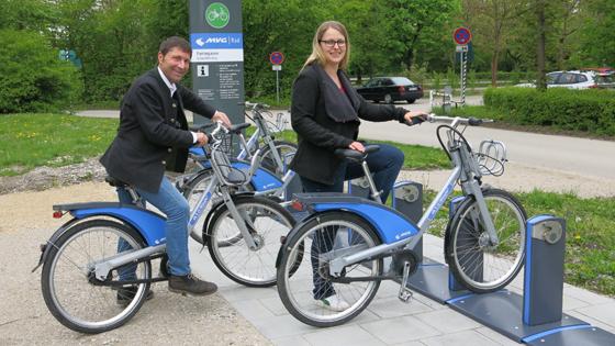 Eine übersichtliche Bedienung und ein kompaktes Radl: Bürgermeister Andreas Kemmelmeyer und die Unterföhringer Klimamanagerin Andrea Rinke testen die MVG-Mietradstation am Feringasee. Foto: Gemeinde UFG/bue