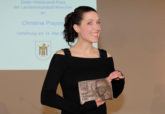 Christine Prayon mit dem Dieter-Hildebrandt-Preis. Foto: Robert Bösl
