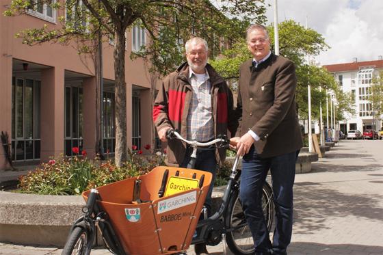 Sichtbar entlastet: Der städtische Fahrradbeauftragte Rudi Naisar (links) und der Erste Bürgermeister Dr. Dietmar Gruchmann. Foto: Stadt Garching