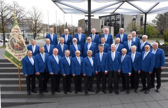 Die Sänger des Männergesangsvereins Unterföhring mit neuen blauen Sakkos und restaurierter Fahne feiern am 25./26. Mai ihr 100-jähriges Jubiläum. Foto: Verein