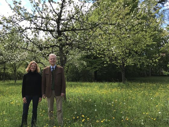 Silvia Fuchs vom Umweltamt Grünwald und Bürgermeister Jan Neusiedl freuen sich schon auf die Blühstreifen, die demnächst auf der Streuobstwiese realisiert werden. Foto: hw