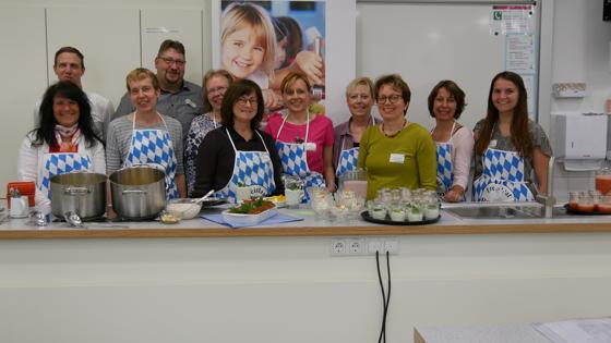 Die Vernetzungsstelle Kita- und Schulverpflegung Oberbayern Ost hat zum Workshop Snacks in der Schulverpflegung ins Landwirtschaftsamt Ebersberg eingeladen. Foto: AELF