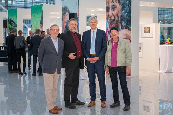 Hans-Eberhard Hess (Vorsitzender der Jury), Michael Busch (1. Vorsitzender des BJV), Hans-Joachim Bues (Unternehmenskommunikation) und Fotograf Heiko Trurnit (v.l.n.r.) bei der Ausstellung. Foto: Stephan Goerlich / FMG