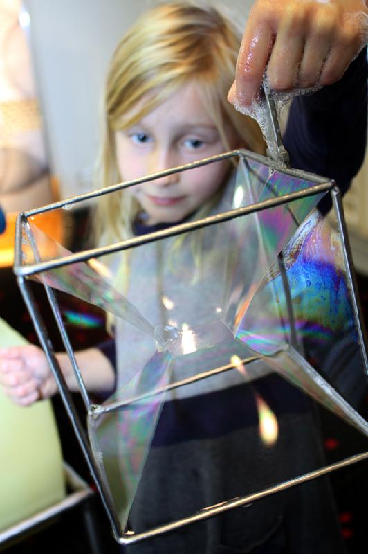 Sogar eckige Seifenblasen können gezaubert werden in der Ausstellung. Foto: Kindermuseum