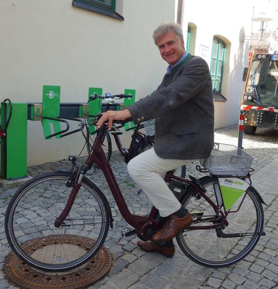 Bürgermeister Olaf von Löwis macht es vor: Bei der Aktion Stadtradeln tauscht er das Auto gegen ein Fahrrad ein. Foto: hw