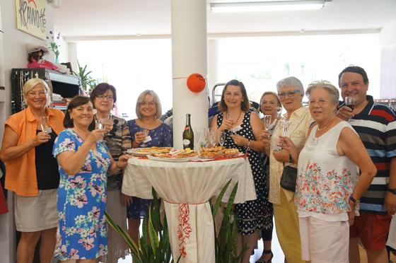 Gabriela Goltios freut sich mit ihren Mitarbeitern und Gemeinderat Richard Raiser (2. v. r.) auf viele Gäste beim Geburtstagsfest am 5. Juni. Foto: hw