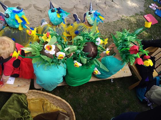So sieht der Frühling aus: Die Kinder des Kindergarten St. Johannes luden beim diesjährigen Maifest auf eine Reise durch die Jahreszeiten ein. Foto: ahi