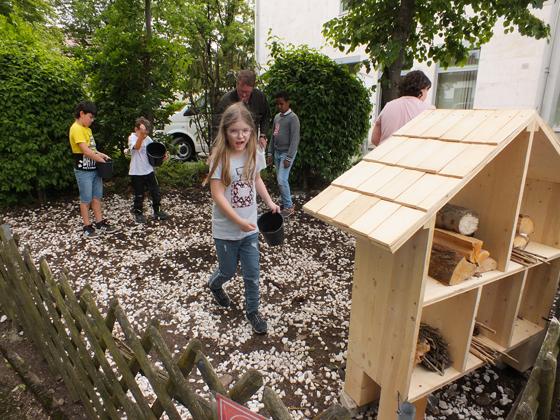 Kinder der Heilpädagogischen Tagesstätte Feldkirchen bauten ein Insektenhotel und legten davor eine kleine Blühfläche an. Foto: BJV