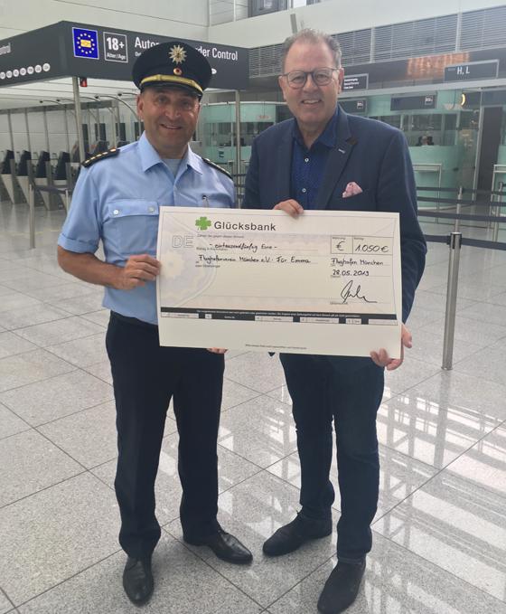 Der Leiter der Bundespolizei am Flughafen, Detlef Karioth (links), übergab Thomas Bihler vom Flughafenverein München einen Spendenscheck. Foto: Bundespolizei