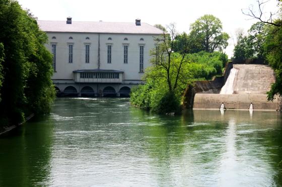 Das denkmalgeschützte Wasserkraftwerk am Isarkanal ist das erste Ziel der Radltour. Foto: Landratsamt Erding