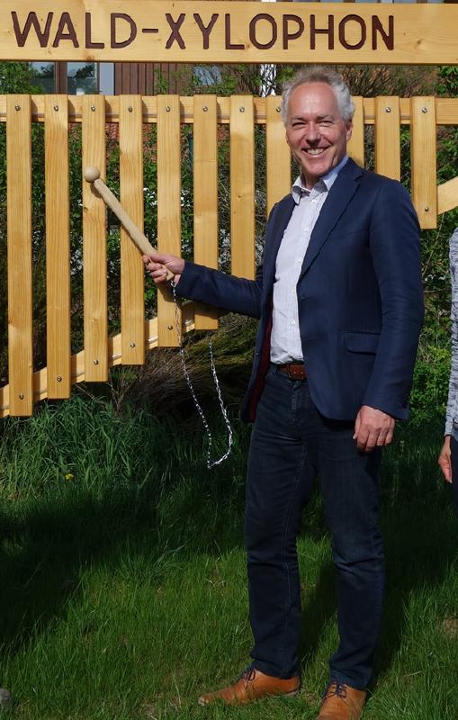 Bürgermeister Günter Heyland bei Jubiläum des Umweltgartens, eine der schönen Seiten des Amtes. Foto: hw
