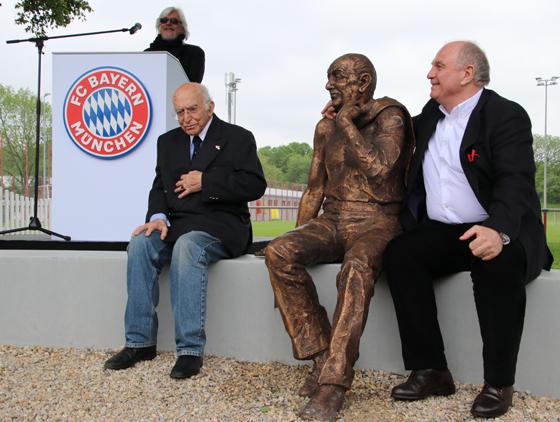 Uri Siegel, der Neffe von Kurt Landauer, und Uli Hoeneß weihten das Denkmal für den Ehrenpräsidenten des FC Bayern feierlich ein. Foto: Kurt-Landauer-Stiftung