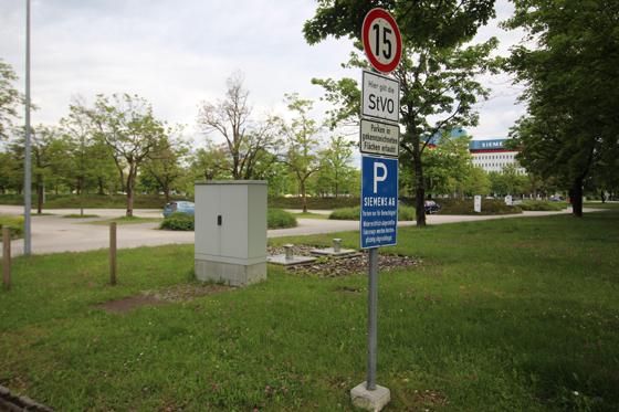 Am Otto-Hahn-Ring soll die geplante Bebauung im auf und im Umgriff des Siemens-Parkplatzes maßvoller gestaltet werden. Foto: RedN