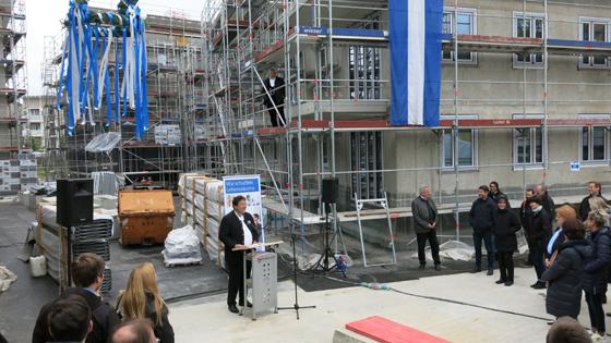Grund zur Freude: Das Richtfest der Josef-Seliger-Siedlung für den zweiten Bauabschnitt. Foto: BML