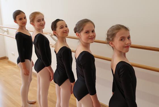 Wer Ballett tanzen ausprobieren möchte, kann eine Schnupperstunde mitmachen. Foto: Ballettschule Ottobrunn