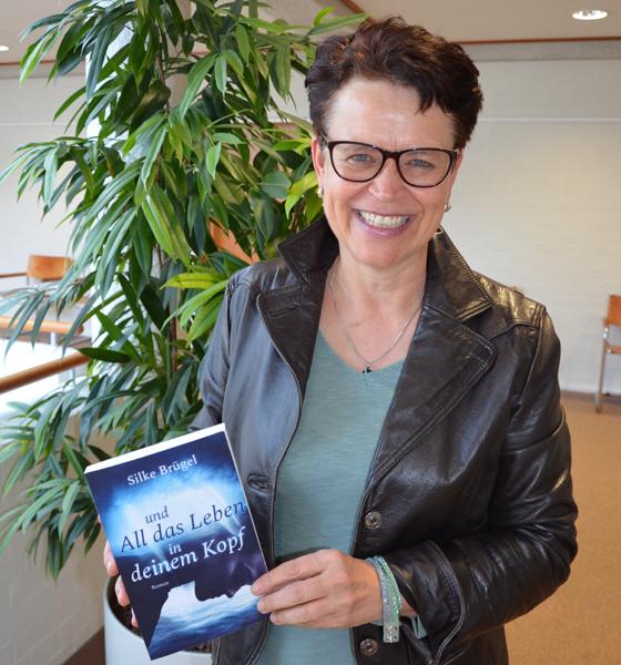 Autorin Silke Brügel mit ihrem  ersten Roman. Foto: MO