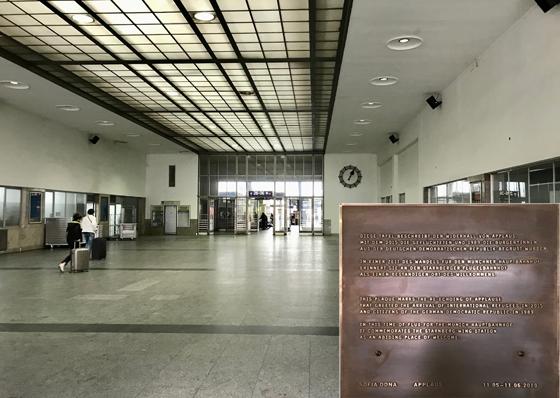 Installation/Innenraum des Starnberger Flügelbahnhofs im Hauptbahnhof München (mit Lautsprechern und einer (Gedenk)Tafel unter der großen Uhr (kl. Bild). Foto: Nan Mellinger