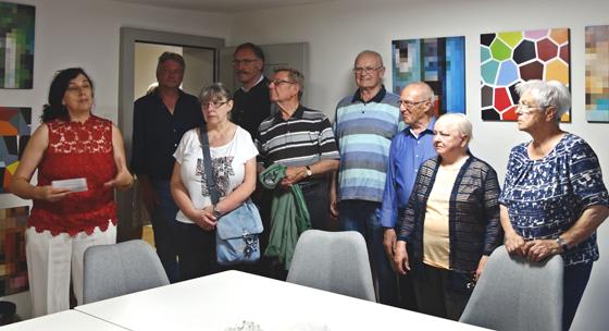 BRK-Kreisgeschäftsführerin Gisela van der Heijden und Mitglieder der Kolpingsfamilie Erding im Haus der Begegnung. Foto: Ingrid Enzner