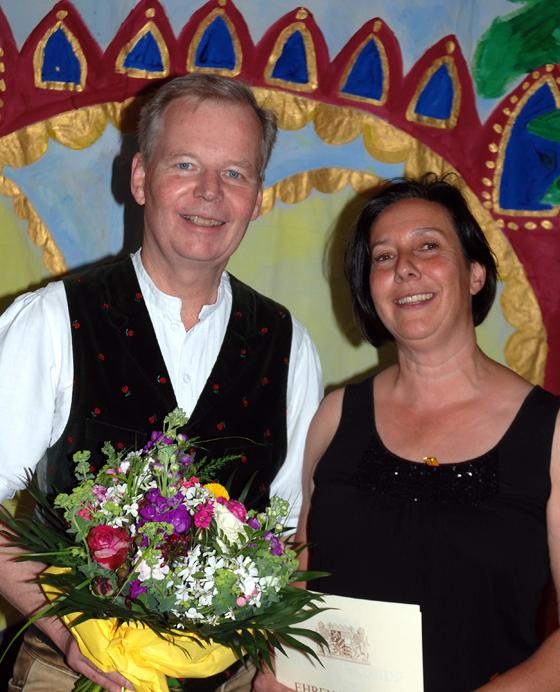 Bürgermeister Jan Neusiedl dankte Angelika Riedl für ihren großartigen Einsatz für die Kinder der Gemeinde. Foto: Gemeinde Grünwald