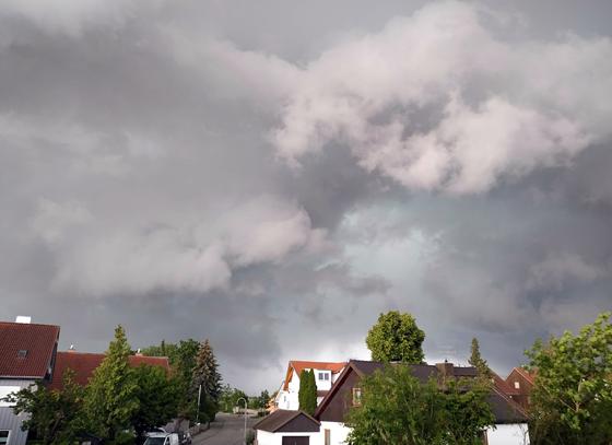 Das Unwetter mit Gewittern, Orkanböen, Starkregen, Hagel erreichte München und das Umland am frühen Montagabend. Foto: Stefan Dohl