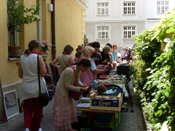 Beliebt und gut besucht: Am 11. Mai 2019 finden die Der Hofflohmarkt in Berg am Laim lädt am 15. Juni zum Bummeln und Feilschen ein. Foto: privat