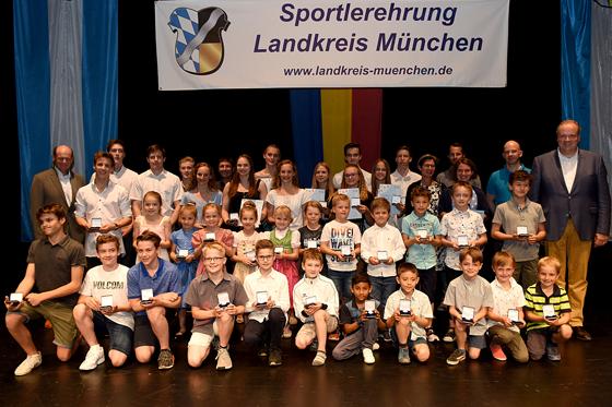 Freuten sich über ihre Medaillen: Die zahlreichen geehrten Turner aus den Vereinen SV Heimstetten, TSV Ottobrunn, TSV Unterföhring und TSV Unterhaching. Foto: LRA München