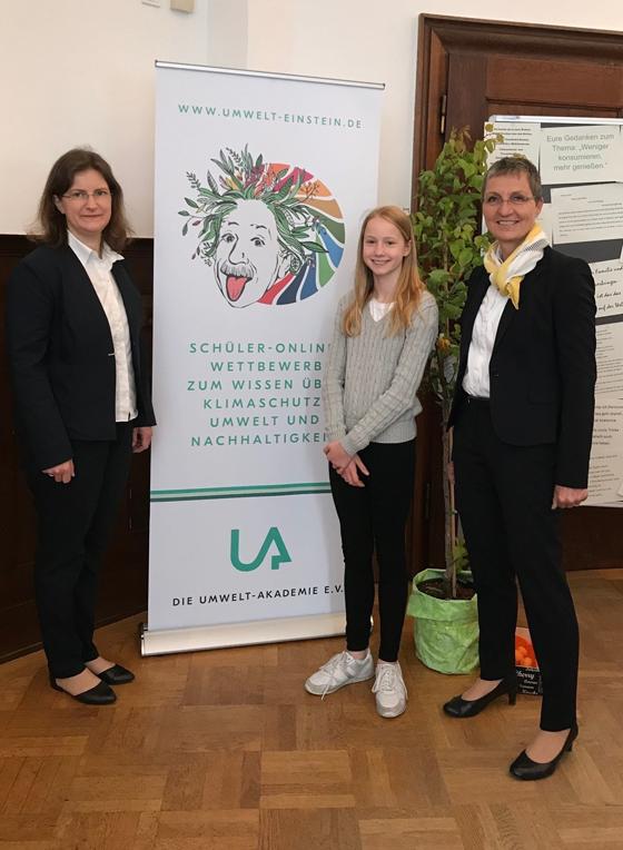 Umweltbeauftragte Rotraud Kotter, Schülerin Luise Seiler 7a und Schulleiterin Ute Sterner freuen sich über die Auszeichnung. Foto: privat