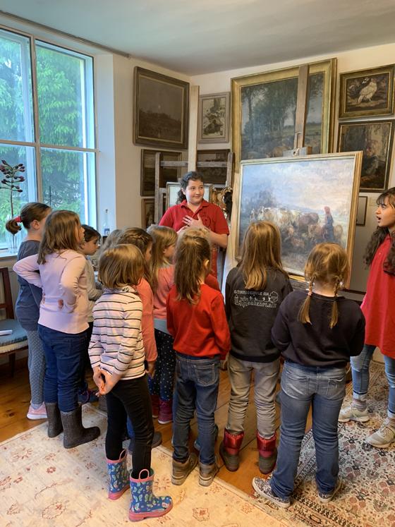 Den Grundschülern wird Franz Xaver Stahls letztes, unfertig gebliebenes Gemälde erklärt. Foto: Museum
