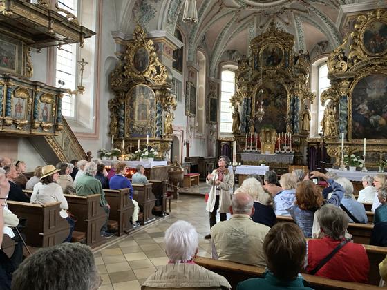 In Sachrang war die Kirche St. Michael das kunsthistorische Ziel - Carmen Reinstädler erklärte das aufwändige Bildprogramm. Foto: Heike Kronseder