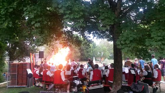 Mit einem Feuer und Stimmungsmusik begrüßen wir den Sommer, wie hier in Neufahrn mit der Echinger St. Andreas-Blaskapelle. Foto: sd