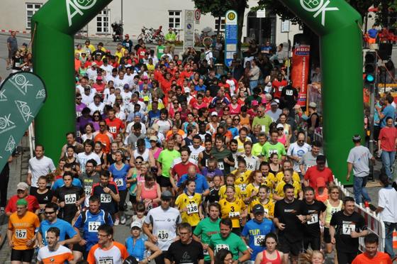 Am Sonntag, den 30. Juni 2019 startet um 10.00 Uhr auf dem Marienplatz im neunten Jahr der Ebersberger Stadtlauf über 10 km oder 6 km AOK-Familienlauf. Foto: AOK