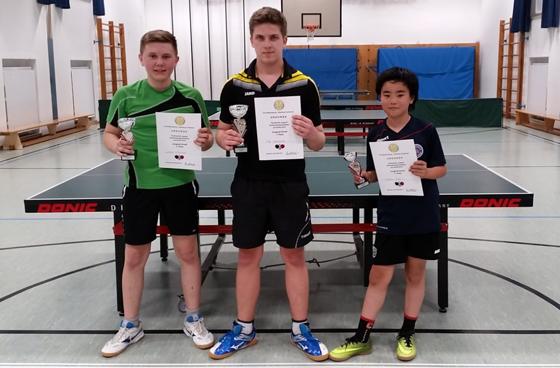 Die Sieger im Einzel: Florian Modesto (15), Julius Clarenz (15) und Hotaka Ono (12). Foto: Krb