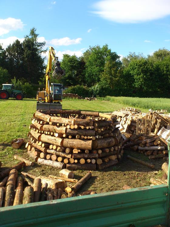 Die Birker Burschen sind schon fleißig beim Aufbauen des Holzstoßes für die Sonnwendfeier. Foto: VA
