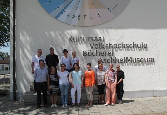 Die Mitarbeiter der Einrichtungen im Kulturellen Gebäude freuen sich über die neue Fassade. Foto: Gemeinde Aschheim