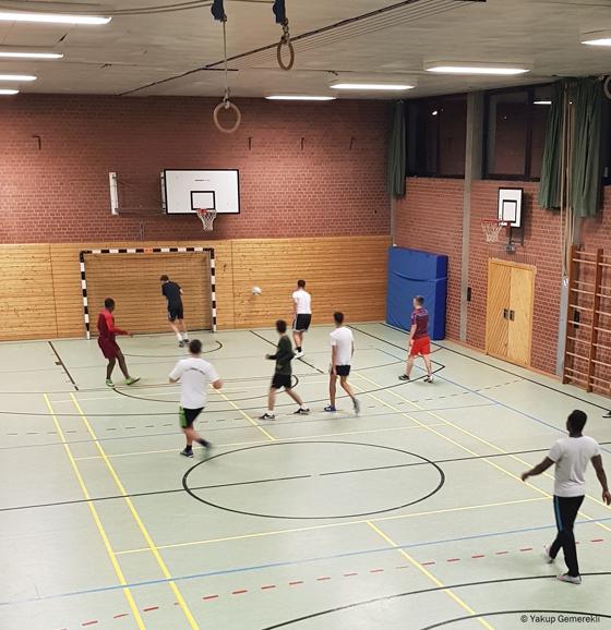 In der Turnhalle der Ludwig-Thoma-Realschule können Jugendliche und junge Erwachsene jeden Freitagabend Hallenfußball oder Basketball spielen. Foto: Regsam